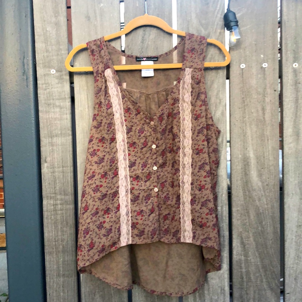 Love squared floral blouse with lace